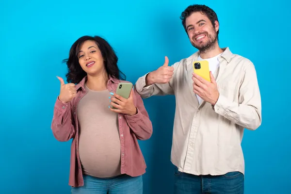 Retrato Pareja Joven Esperando Bebé Pie Sobre Fondo Azul Usando — Foto de Stock