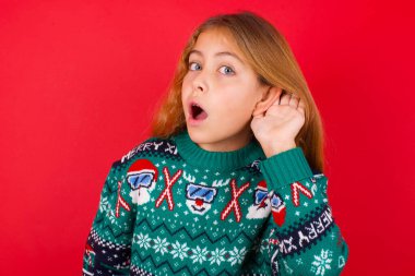 - Aman Tanrım! Kırmızı arka planda örgü süveter giyen komik esmer kız ağzı açık, eli kulağında, dedikoduları dinlemeye çalışıyor..