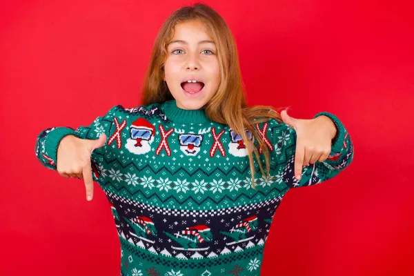 Fille Brune Enfant Tricot Pull Noël Sur Fond Rouge Avec — Photo