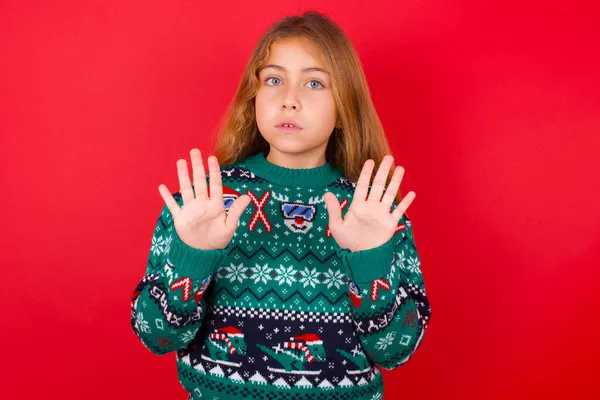 Ragazzina Bruna Maglia Maglione Natale Sfondo Rosso Facendo Smettere Cantare — Foto Stock