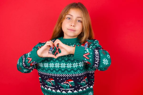 Śmieszne Brunetka Dziecko Dziewczyna Sweter Dzianiny Boże Narodzenie Czerwonym Tle — Zdjęcie stockowe