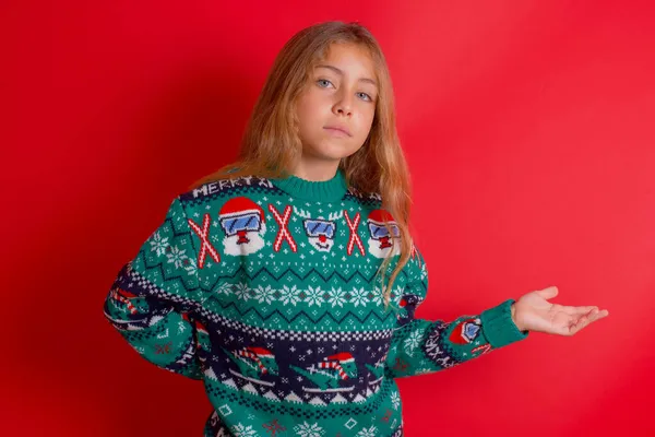 Retrato Niña Morena Divertida Jersey Punto Navidad Sobre Fondo Rojo —  Fotos de Stock