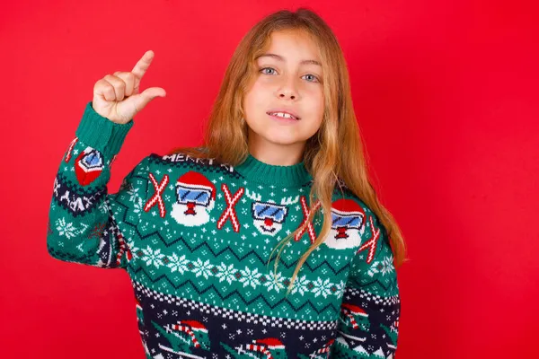 Divertida Niña Morena Jersey Punto Navidad Sobre Fondo Rojo Sonriendo —  Fotos de Stock