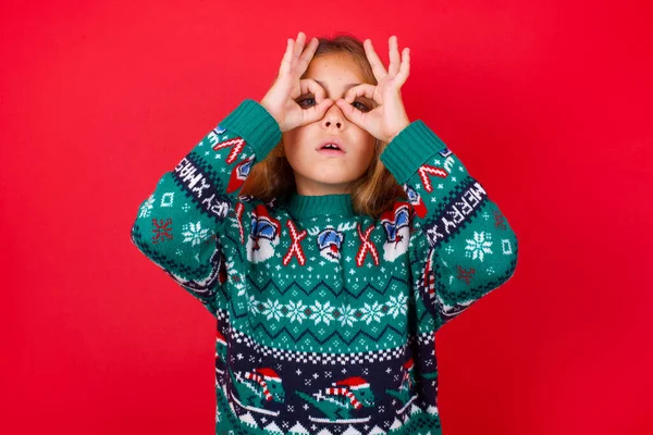Juguetón Excitado Divertido Morena Niña Punto Suéter Navidad Sobre Fondo —  Fotos de Stock