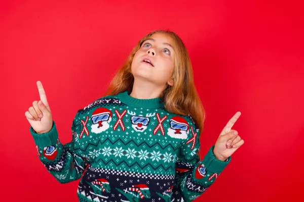 Successo Amichevole Cercando Divertente Ragazza Bruna Bambino Maglia Maglione Natale — Foto Stock