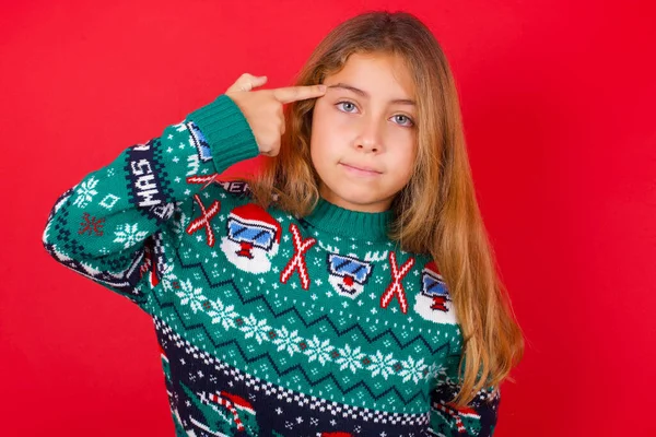 Unhappy Brunette Kid Girl Knitted Sweater Christmas Red Background Curves — Stock Photo, Image