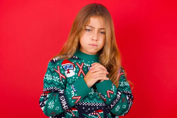Λυπημένη Μελαχρινή Κοπέλα Πλεκτό Πουλόβερ Χριστούγεννα Πάνω Από Κόκκινο Φόντο — Φωτογραφία Αρχείου