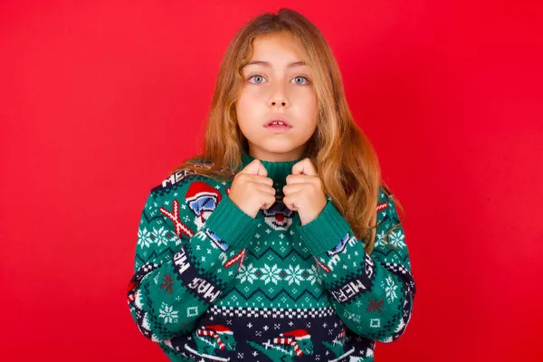 Portret Zdesperowanej Zszokowanej Dziewczynki Brunetki Swetrze Drutach Boże Narodzenie Nad — Zdjęcie stockowe