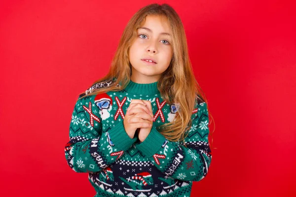 Szczęśliwa Brunetka Dziewczynka Swetrze Drutach Boże Narodzenie Nad Czerwonym Tle — Zdjęcie stockowe