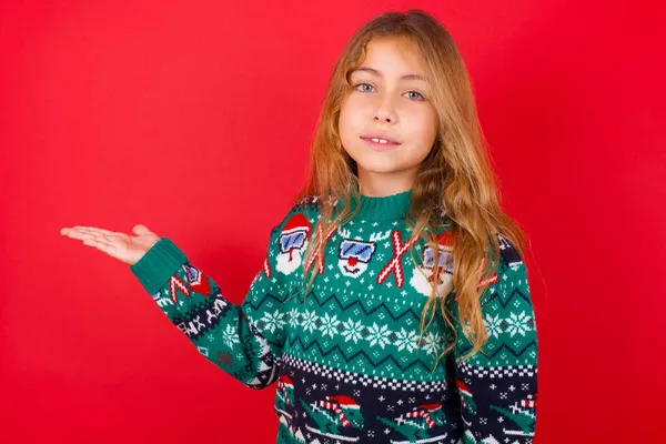 Pozytywny Zadowolony Brunetka Dziewczynka Swetrze Drutach Boże Narodzenie Nad Czerwonym — Zdjęcie stockowe