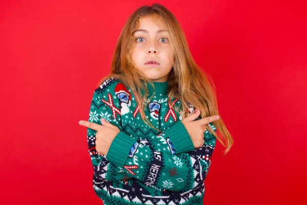 Zmieszana Brunetka Dziewczynka Swetrze Drutach Boże Narodzenie Zamiast Czerwonego Tła — Zdjęcie stockowe