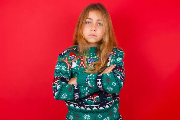 Зображення Розлюченої Брюнетки Дівчинки Язаному Светрі Різдво Червоному Тлі Дивиться — стокове фото