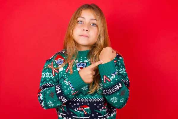 Μελαχρινή Κορίτσι Παιδί Πλεκτό Πουλόβερ Χριστούγεννα Πάνω Από Κόκκινο Φόντο — Φωτογραφία Αρχείου