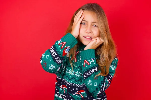 Young Gloomy Brunette Kid Girl Knitted Sweater Christmas Red Background — Stock Photo, Image
