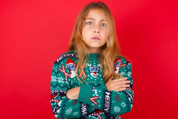 Brunetka Dziecko Dziewczyna Dzianiny Sweter Boże Narodzenie Czerwonym Tle Marszczyć — Zdjęcie stockowe