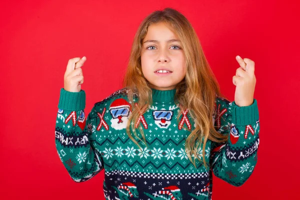 Brunetka Dziecko Dziewczyna Dzianiny Sweter Boże Narodzenie Czerwonym Tle Trzymając — Zdjęcie stockowe