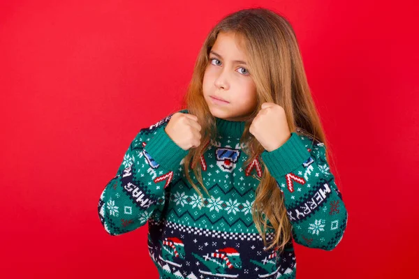 Portret Atrakcyjnej Brunetki Dziewczyny Dzianinie Sweter Boże Narodzenie Nad Czerwonym — Zdjęcie stockowe