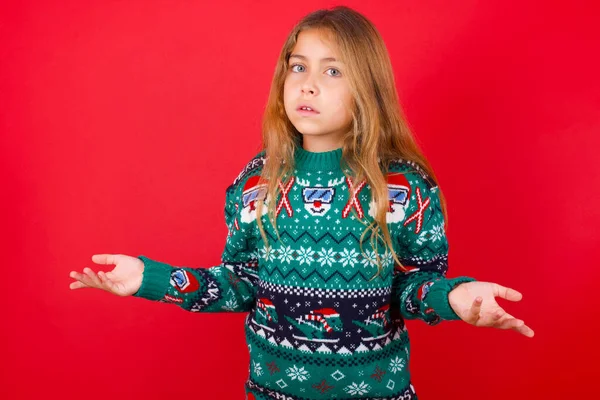 Brunetka Dziecko Dziewczyna Dzianiny Sweter Boże Narodzenie Czerwonym Tle Wygląda — Zdjęcie stockowe