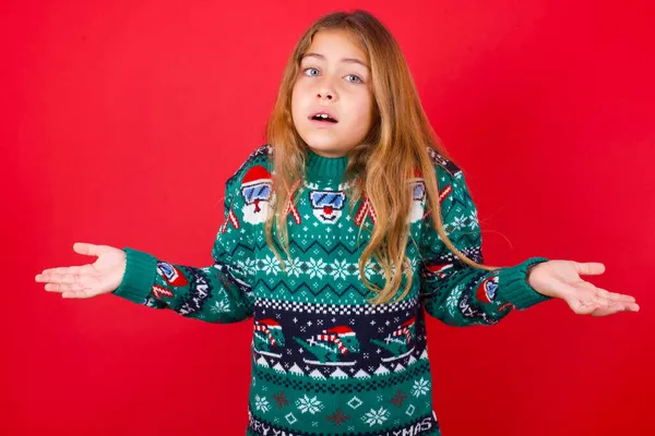 Tego Portret Aroganckiej Dziewczynki Brunetki Swetrze Drutach Boże Narodzenie Nad — Zdjęcie stockowe