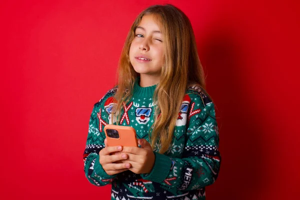 Ευτυχισμένο Αστείο Μελαχρινή Κορίτσι Παιδί Πλεκτό Πουλόβερ Χριστούγεννα Πάνω Από — Φωτογραφία Αρχείου