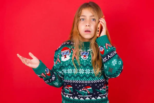 Divertente Ragazza Bruna Maglia Maglione Natale Sfondo Rosso Parlando Telefono — Foto Stock
