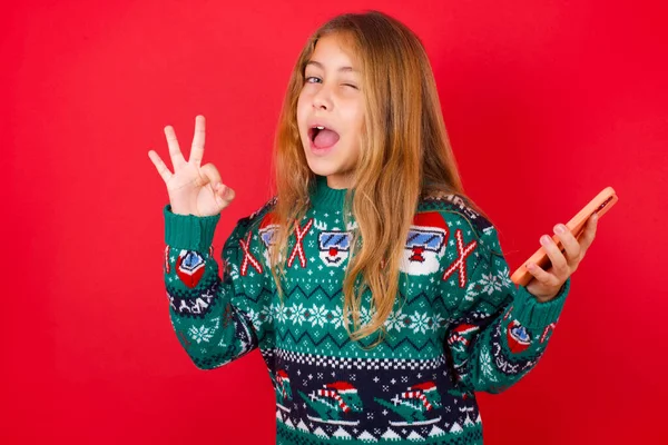 Щаслива Смішна Дівчинка Брюнетка Язаному Светрі Різдво Червоному Тлі Відправляючи — стокове фото