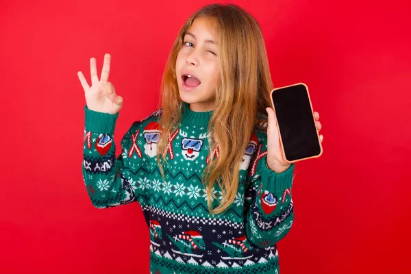 Garota Morena Engraçada Excitada Camisola Malha Natal Sobre Fundo Vermelho — Fotografia de Stock