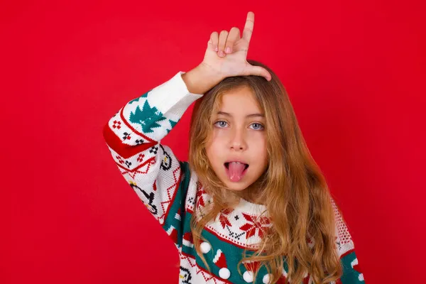 Zabawna Brunetka Dziecko Dziewczyna Dzianiny Sweter Boże Narodzenie Czerwonym Tle — Zdjęcie stockowe