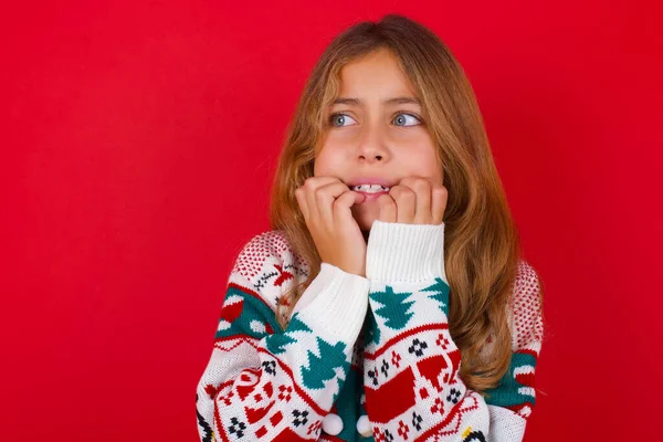 Τρομαγμένη Μελαχρινή Κοπέλα Πλεκτό Πουλόβερ Χριστούγεννα Πάνω Από Κόκκινο Φόντο — Φωτογραφία Αρχείου