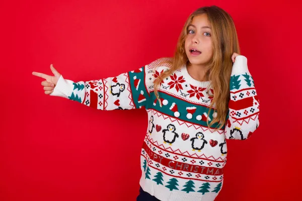 Brunette Kid Girl Knitted Sweater Christmas Red Background Points Empty — Stock Photo, Image