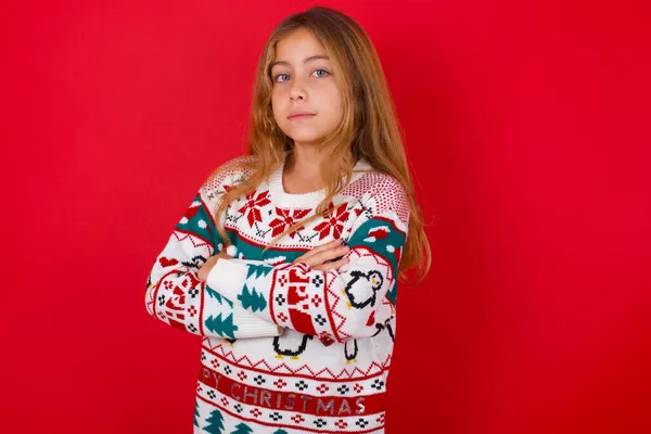 Confident Brunette Kid Girl Knitted Sweater Christmas Red Background Arms — Stock Photo, Image