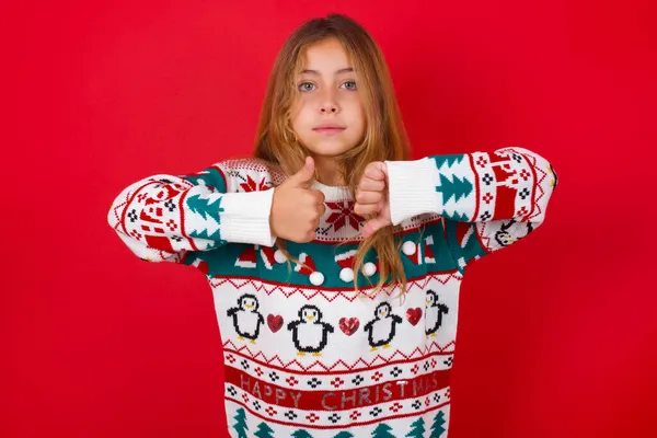 Niña Morena Jersey Punto Navidad Sobre Fondo Rojo Mostrando Pulgar —  Fotos de Stock