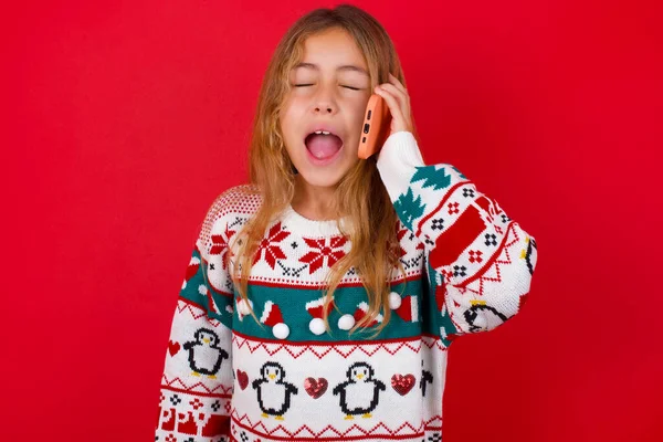 Niña Morena Feliz Sobreemotiva Jersey Punto Navidad Sobre Fondo Rojo —  Fotos de Stock