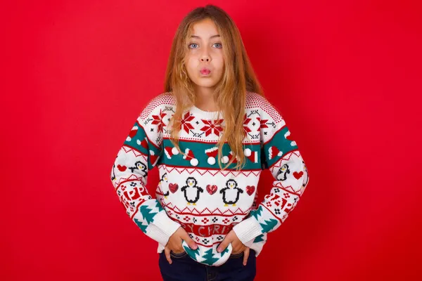 Portret Pięknej Zabawnej Dziewczyny Brunetka Dzianiny Sweter Boże Narodzenie Nad — Zdjęcie stockowe
