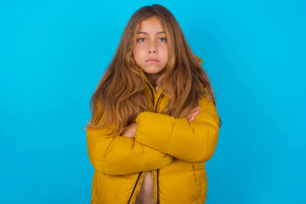 Σοβαρή Σκεπτική Μελαχρινή Κορίτσι Παιδί Φορώντας Κίτρινο Σακάκι Πάνω Από — Φωτογραφία Αρχείου