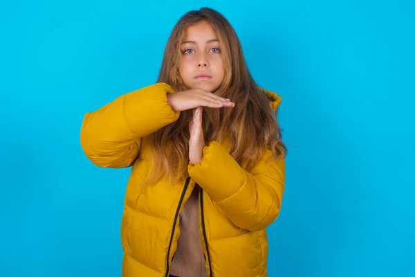 Niña Morena Vistiendo Chaqueta Amarilla Sobre Fondo Azul Siendo Molesto —  Fotos de Stock