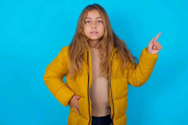 Brunette Enfant Fille Portant Veste Jaune Sur Fond Bleu Regardant — Photo