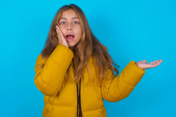Louco Morena Criança Menina Vestindo Amarelo Jaqueta Sobre Azul Fundo — Fotografia de Stock