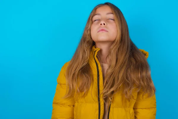 Fille Brune Enfant Portant Une Veste Jaune Sur Fond Bleu — Photo