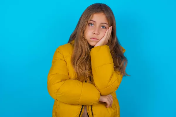 Jeune Fille Brune Très Ennuyée Portant Une Veste Jaune Sur — Photo