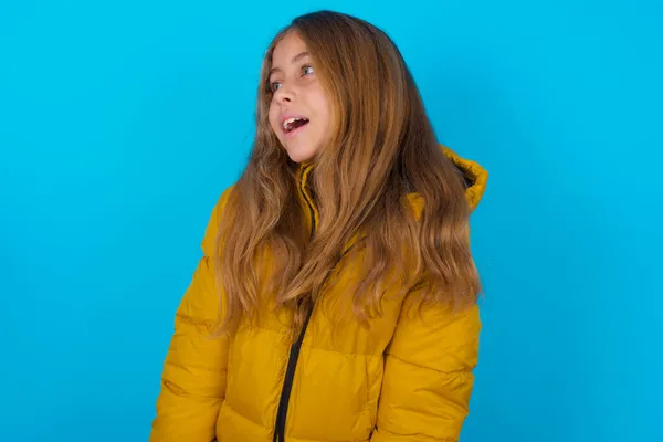 Brunette Enfant Fille Portant Veste Jaune Sur Fond Bleu Très — Photo