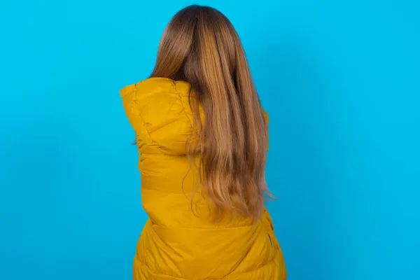 Brünettes Mädchen Gelber Jacke Vor Blauem Hintergrund Das Sich Glücklich — Stockfoto
