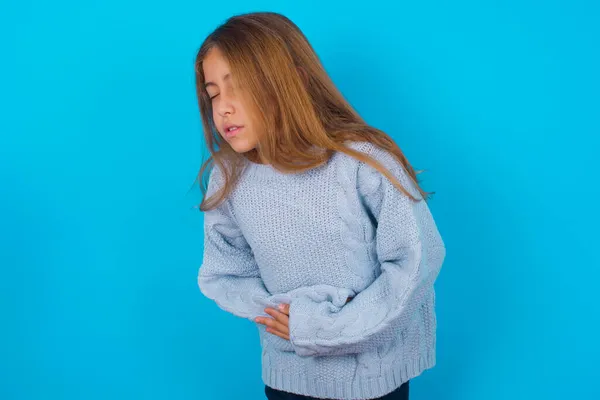 Niña Morena Usando Suéter Punto Azul Sobre Fondo Azul Con —  Fotos de Stock