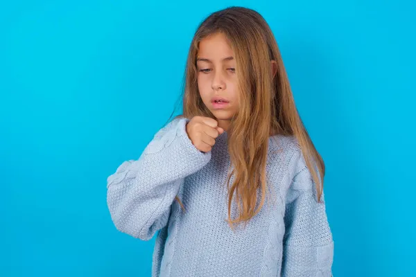 Niña Morena Usando Suéter Punto Azul Sobre Fondo Azul Sensación —  Fotos de Stock