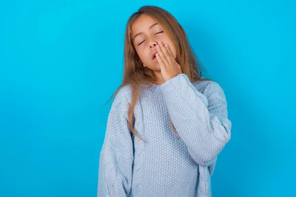 Morena Niña Usando Azul Jersey Punto Sobre Fondo Azul Siendo —  Fotos de Stock