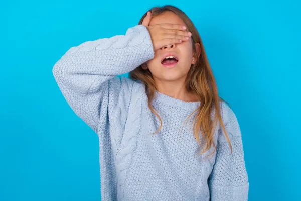 Brunetka Holka Modrém Pleteném Svetru Modrém Pozadí Úsměvem Smíchem Rukou — Stock fotografie