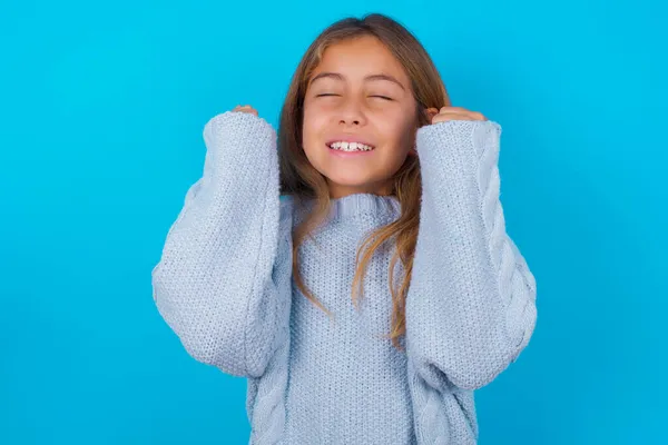 Fille Brune Enfant Portant Pull Tricoté Bleu Sur Fond Bleu — Photo