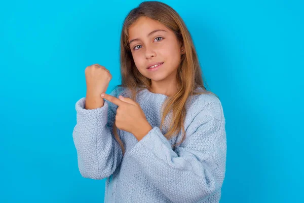 Brunette Enfant Fille Portant Pull Tricoté Bleu Sur Fond Bleu — Photo