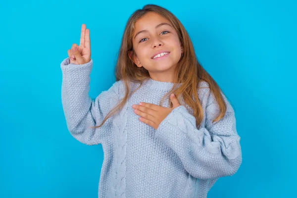 Menina Morena Criança Vestindo Camisola Malha Azul Sobre Fundo Azul — Fotografia de Stock