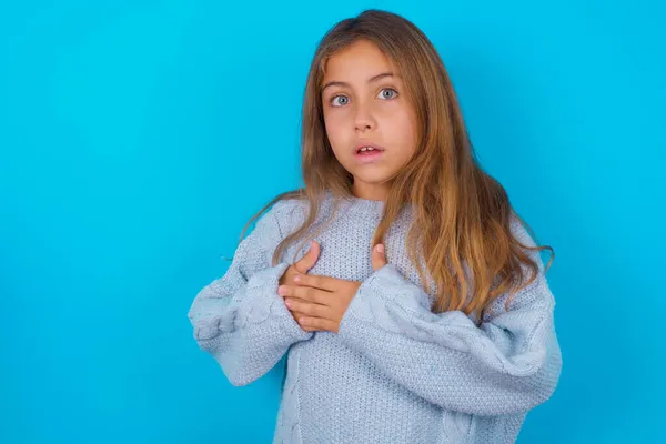 Skremte Brunette Jente Med Blå Strikket Genser Blå Bakgrunn Ser – stockfoto